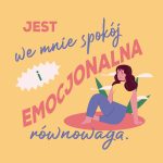 Karta afirmacyjna Louise Hay w ciepłych, pastelowych barwach, przedstawiająca zrelaksowaną kobietę. Pośrodku tekst afirmacji.