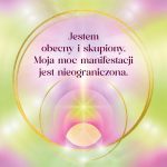Karta w pastelowych barwach zieleni, różu i złota z energetycznym, świetlistym motywem w tle. Pośrodku znajduje się tekst z afirmacją.