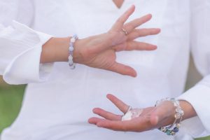 Prawo przyciągania w praktyce – jak zmienić swoje życie dzięki pozytywnemu myśleniu?